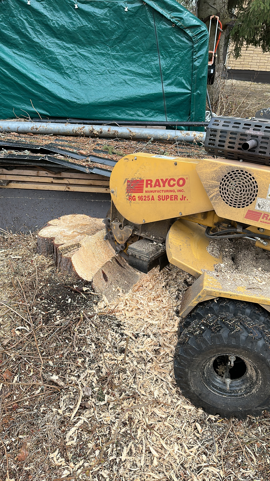 Rayco kantojyrsin työssä